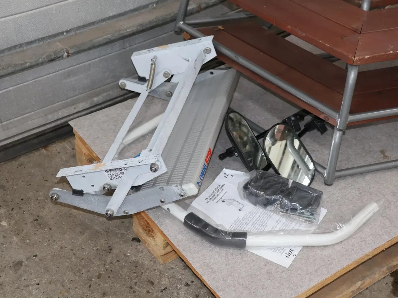 Billede 4 - 2 Stk Penta trappetrin, Kampa gulv, gelænder mm...