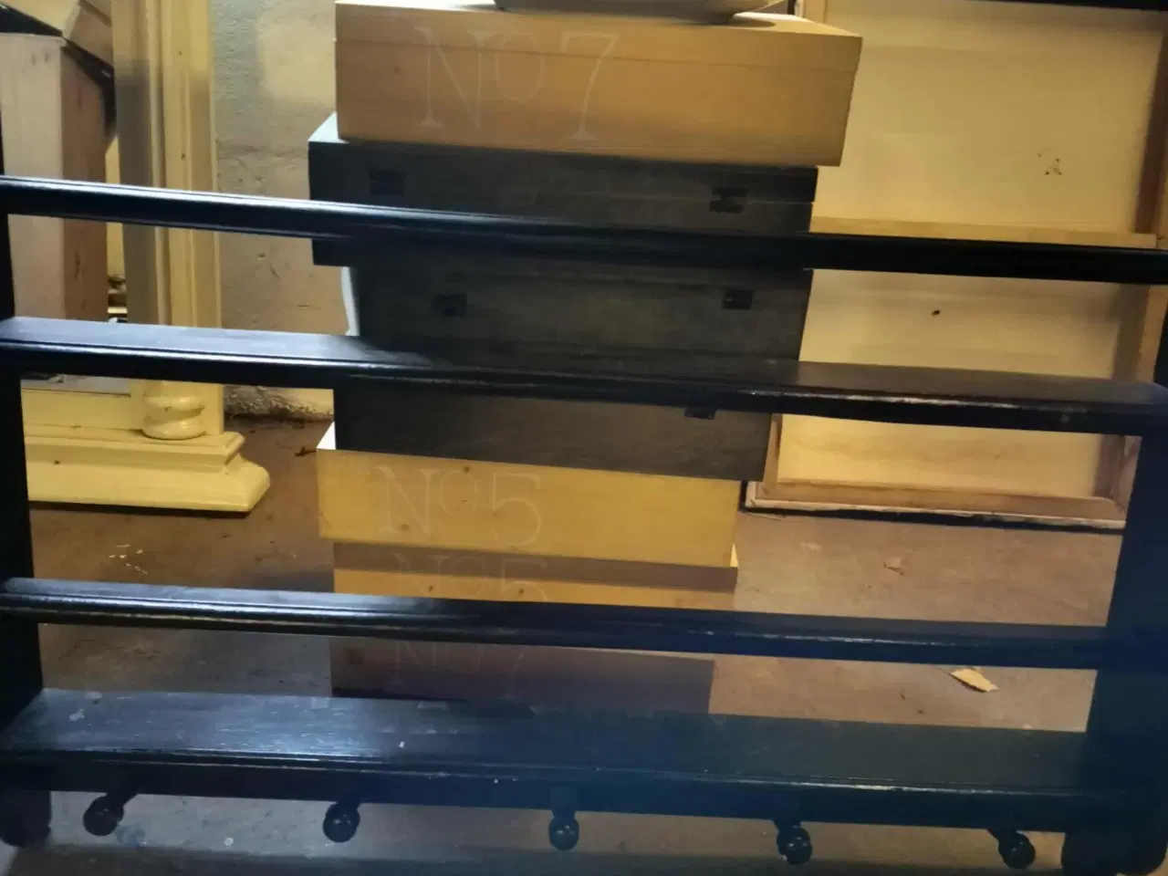 Billede 2 - Malet tallerkenrække med kroge til krus