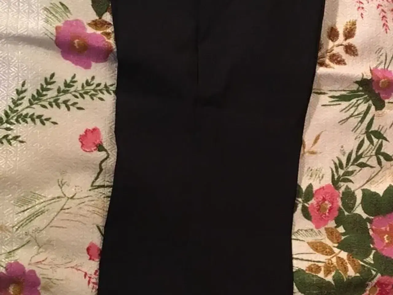Billede 5 - To par sorte bukser til salg