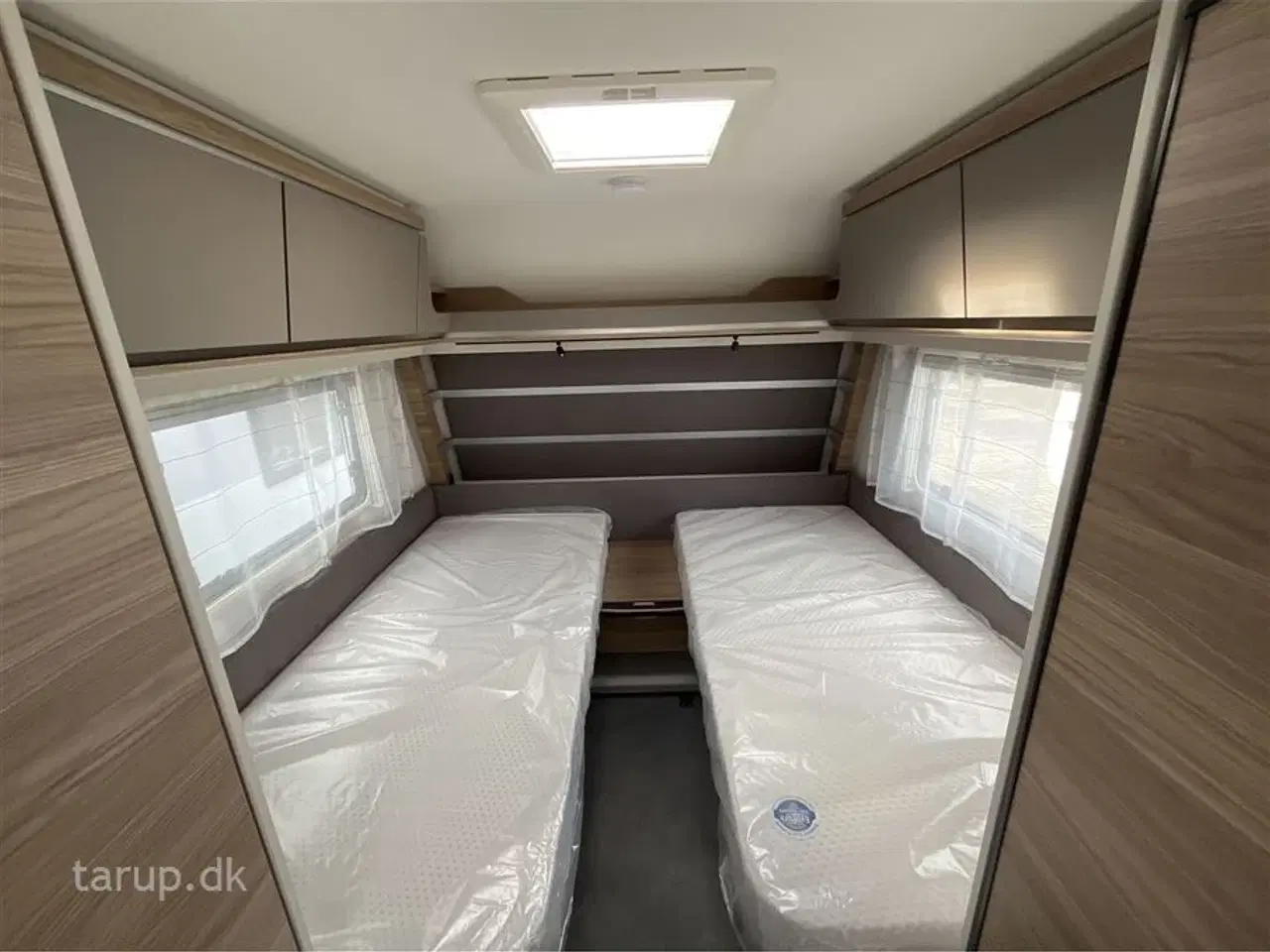 Billede 14 - 2026 - Dethleffs Nomad 490 EST   Enkeltsenge m/udtræk, sidesidde-gruppe, myggenetsdør, 3-trins el-gulv-varme, 137 l. køleskab med fryser, 17 tommer alufælge, endebadeværelse