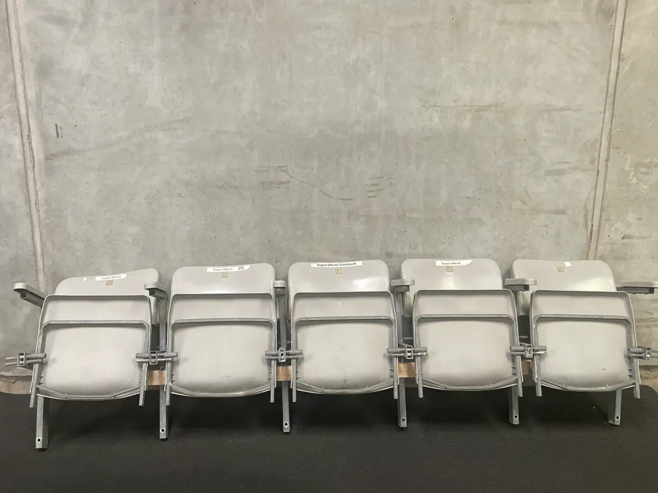 Billede 4 - Klapsæder i række med 5 sæder, 244x70x45cm, grå