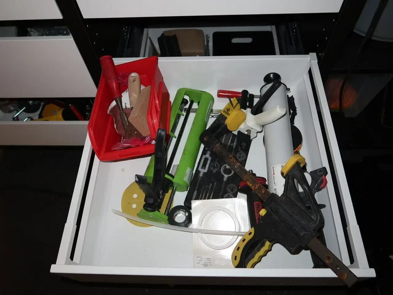 Billede 7 - Arbejdsbord med skuffer med indhold (maskiner medfølger ikke)