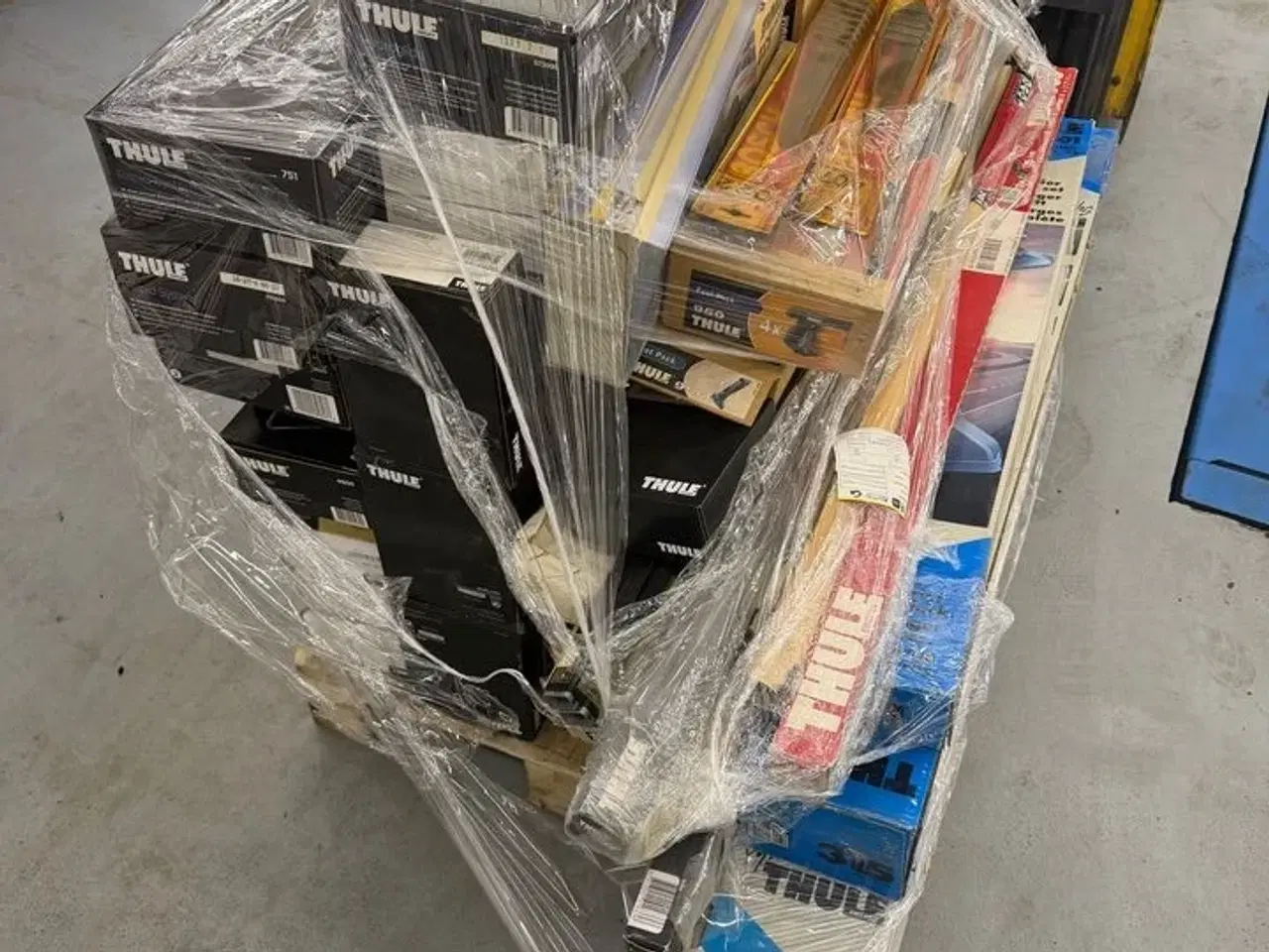 Billede 3 - Palle med Fodsæt & tagbøjler THULE - Cirka 100 stk. - Kostpris 9.000 kr. ex. moms