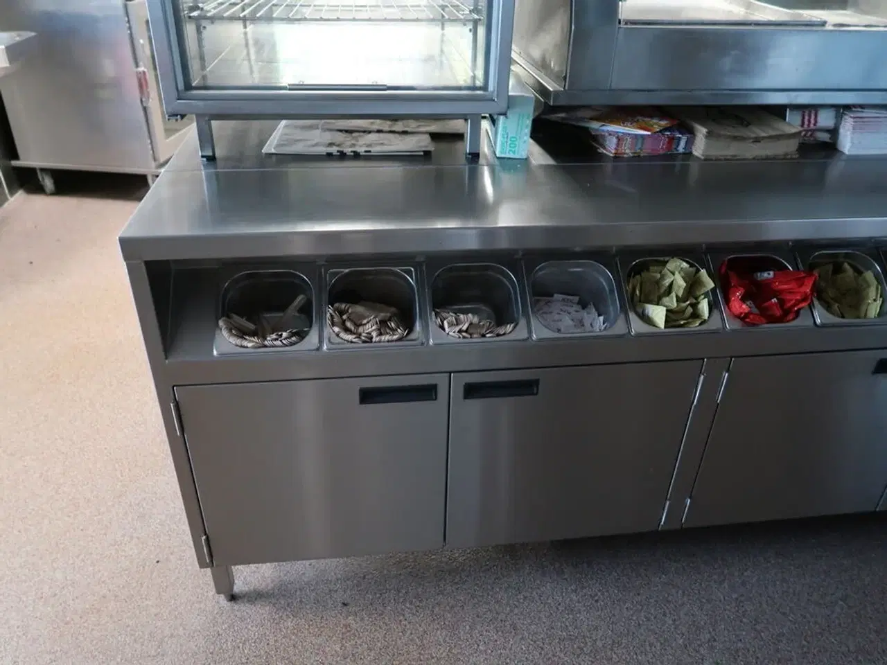 Billede 6 - Rustfri stålbord med indhold (transfer bin og varmeskab medfølger ikke)
