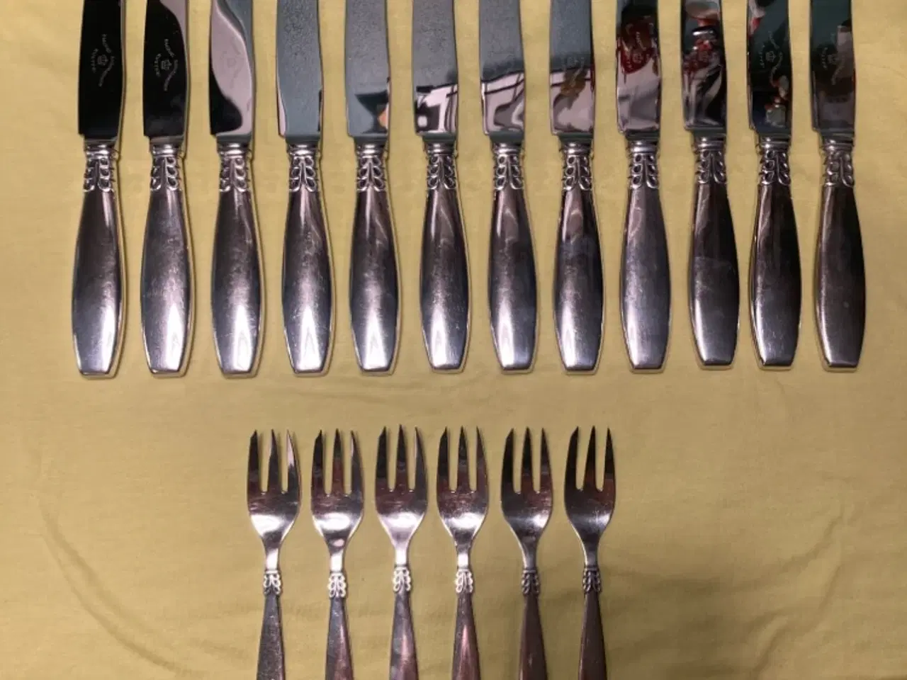 Billede 1 - Middagsknive og kagegafler - pletsølvtøj
