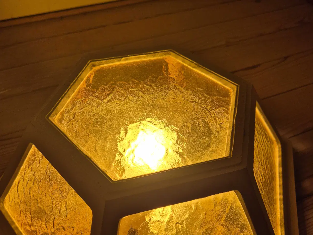 Billede 8 - Sekskantet plafond med gule glas 