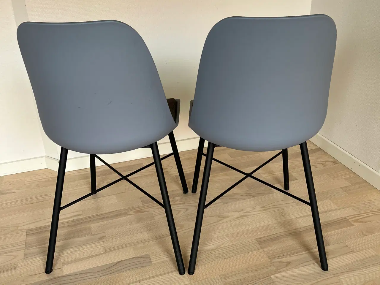 Billede 3 - Spisebordsstole 2 stk. i lysblå plast m/grå stof