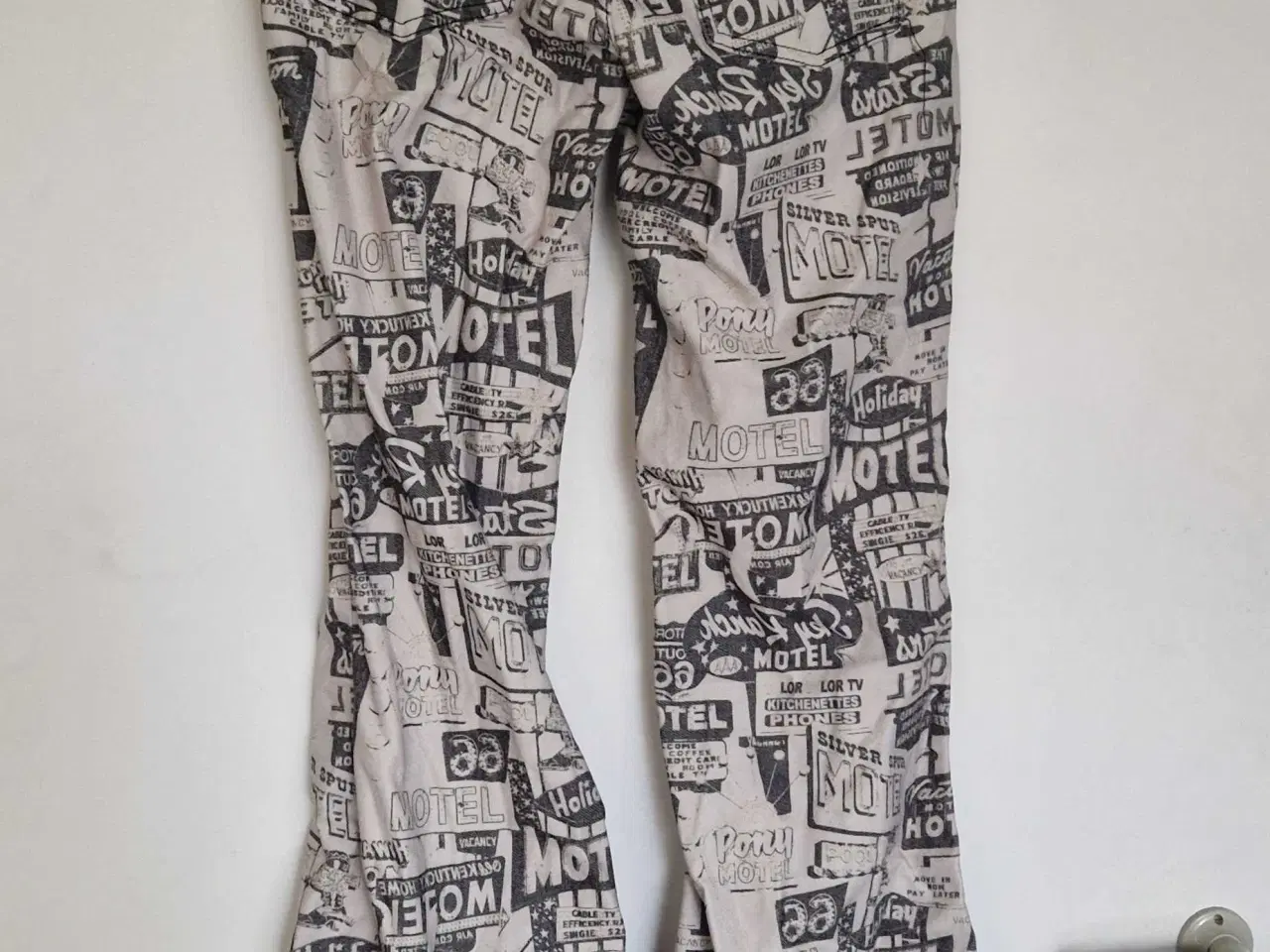 Billede 2 - Bukser med skrift og skilte mønster
