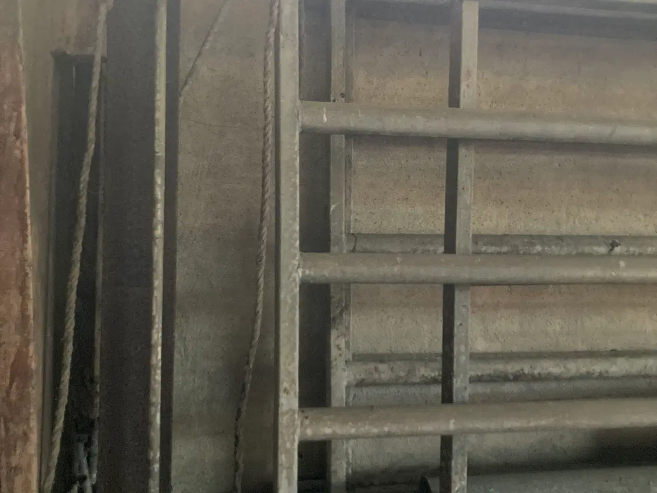 Billede 5 - Mellemgitre, låger, stolper m.m. fra løsdriftsstal