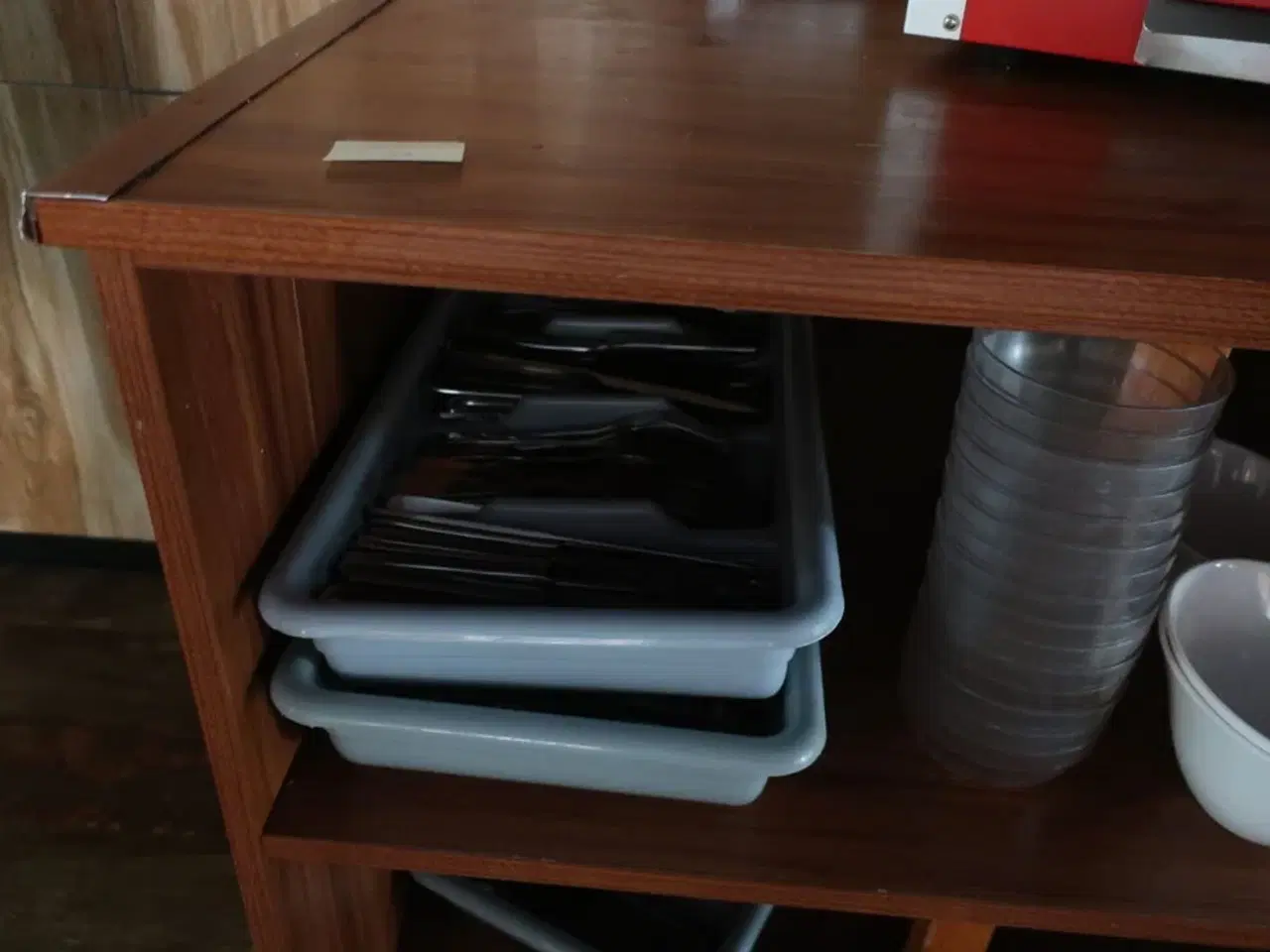 Billede 5 - Bord med indhold