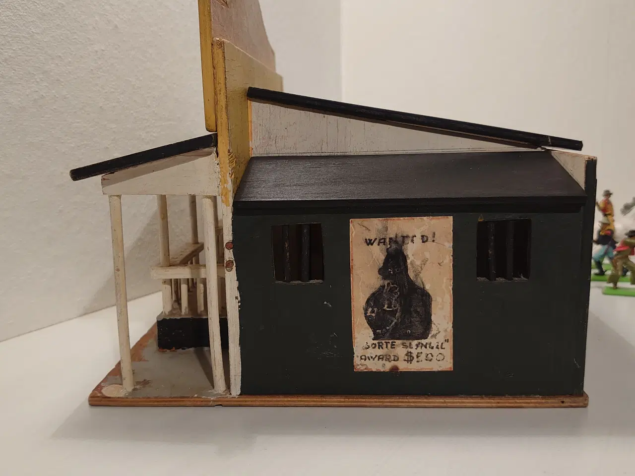 Billede 6 - Gammelt Sherifkontor m. 9 Britains+1 Timpo figur.