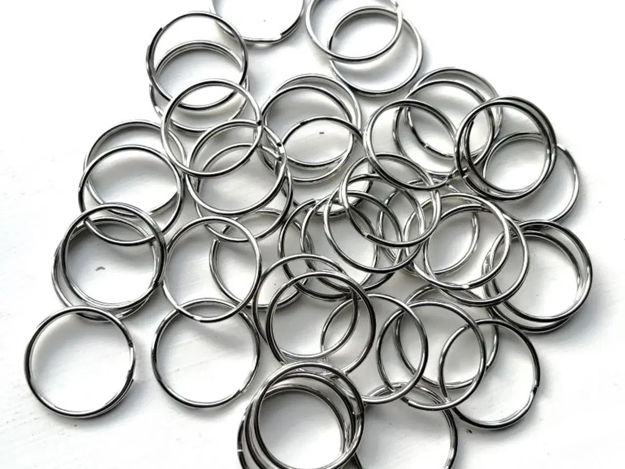 Billede 3 - Pose med 42 nøgleringe, der ikke har været brugt