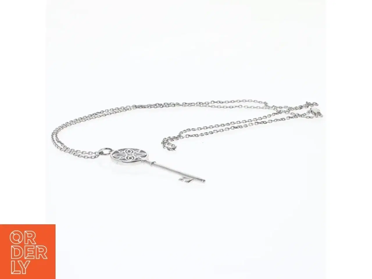 Billede 4 - Sølvfarvet nøgle halskæde (str. Ø 21 cm)