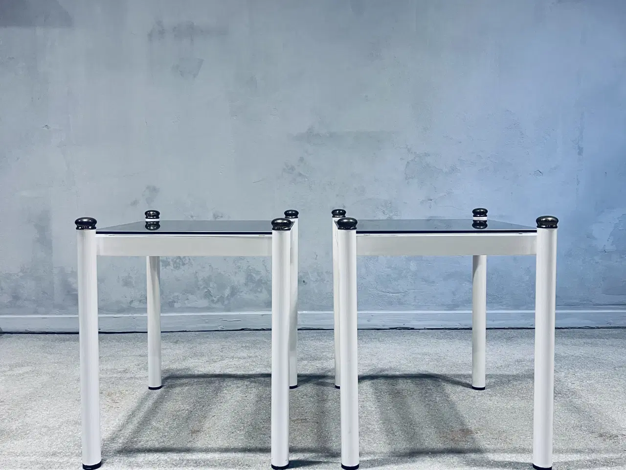 Billede 3 - Et par hvide sengeborde, med glasplade 1980’