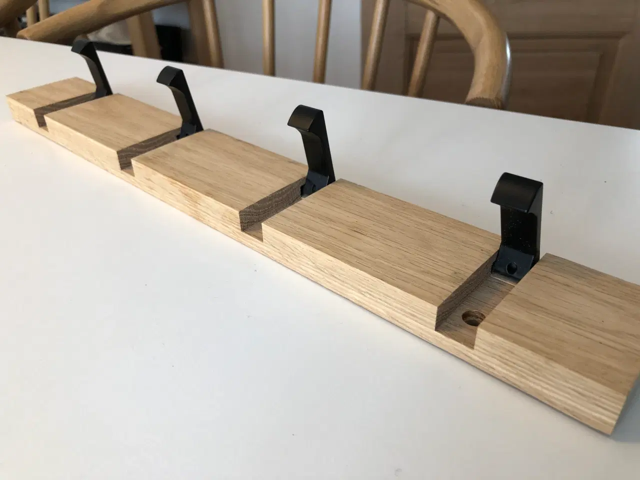 Billede 6 - Knagerække i lyst træ med sorte tangenter