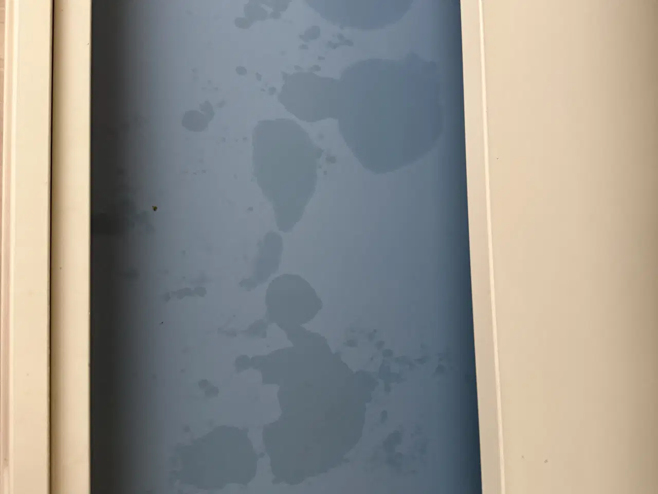 Billede 5 - Hvid Kommode blå bund i skuffer