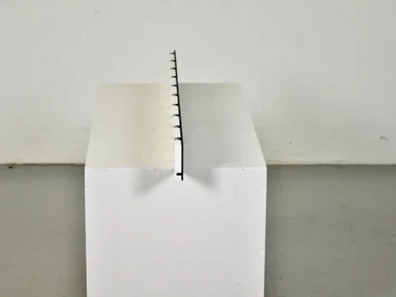 Billede 2 - Knax knagerække i hvid med 10 alu knage