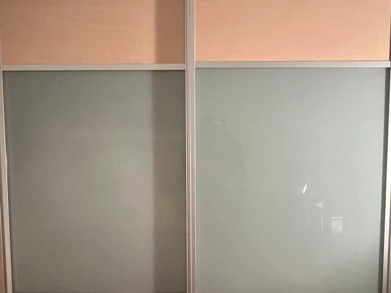 Billede 1 - Et flot og rummeligt klædeskab