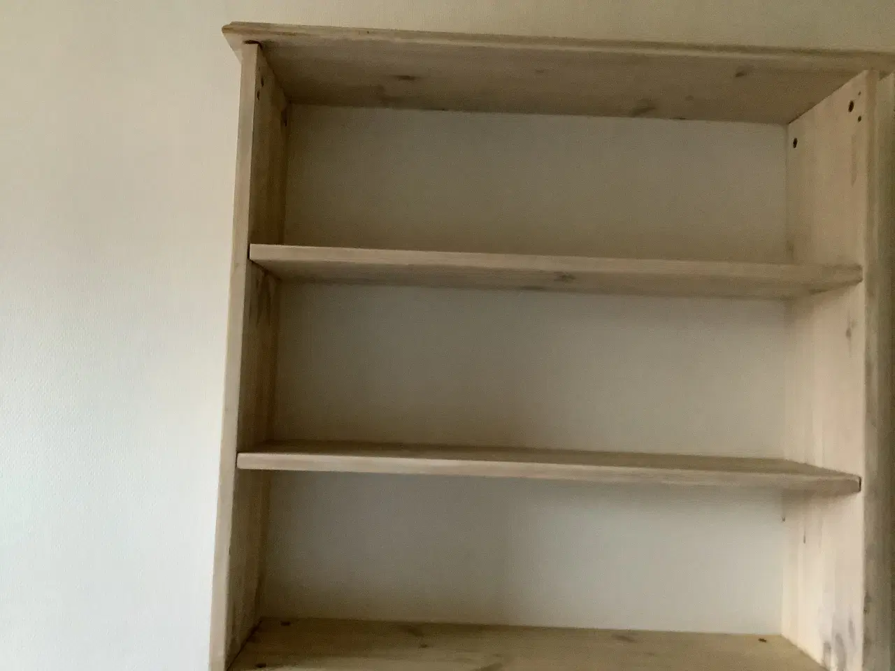 Billede 2 - Fin hænge reol i hvidvasket fyrretræ.