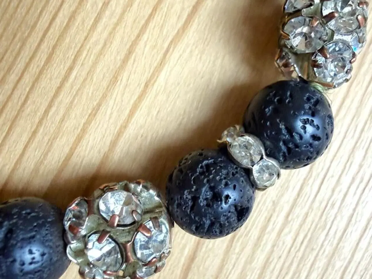 Billede 4 - Armbånd med lavaperler og bling