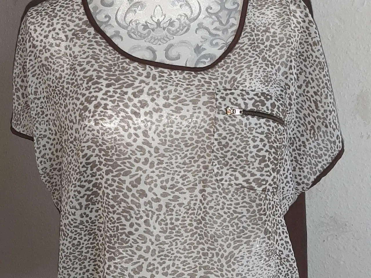 Billede 2 - Bluse.m. Leopard print./ størrelse:Medium