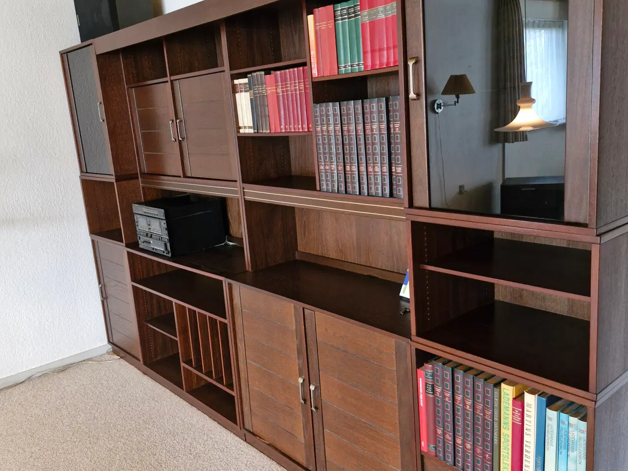 Billede 2 - Reolsystem i maghonifarvet finér