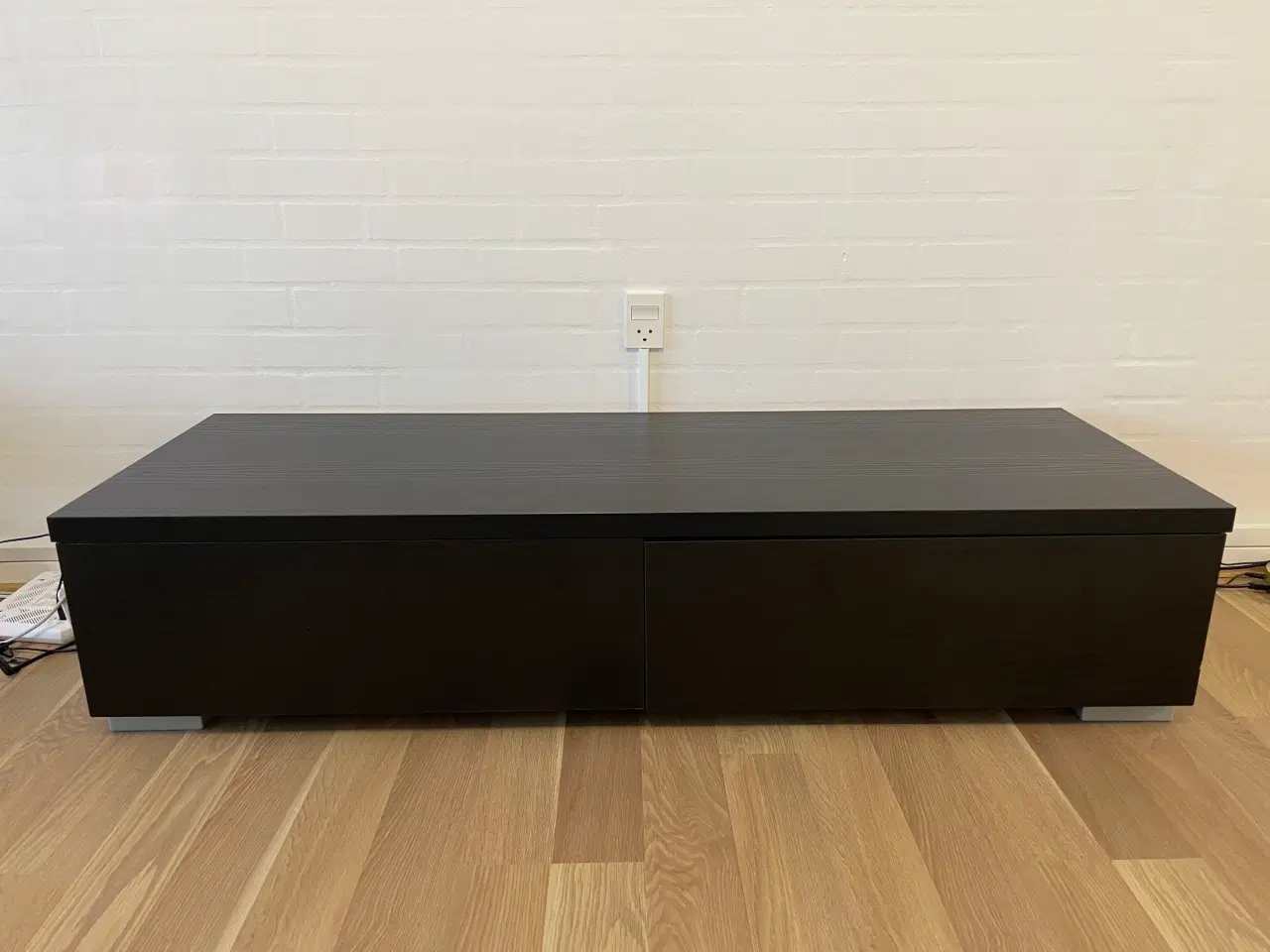 Billede 1 - Stilrent TV-bord sælges!