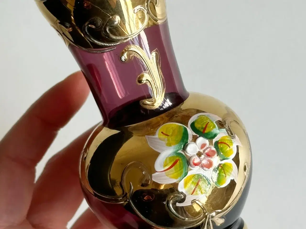 Billede 3 - Lilla glas med gulddeko og blomst