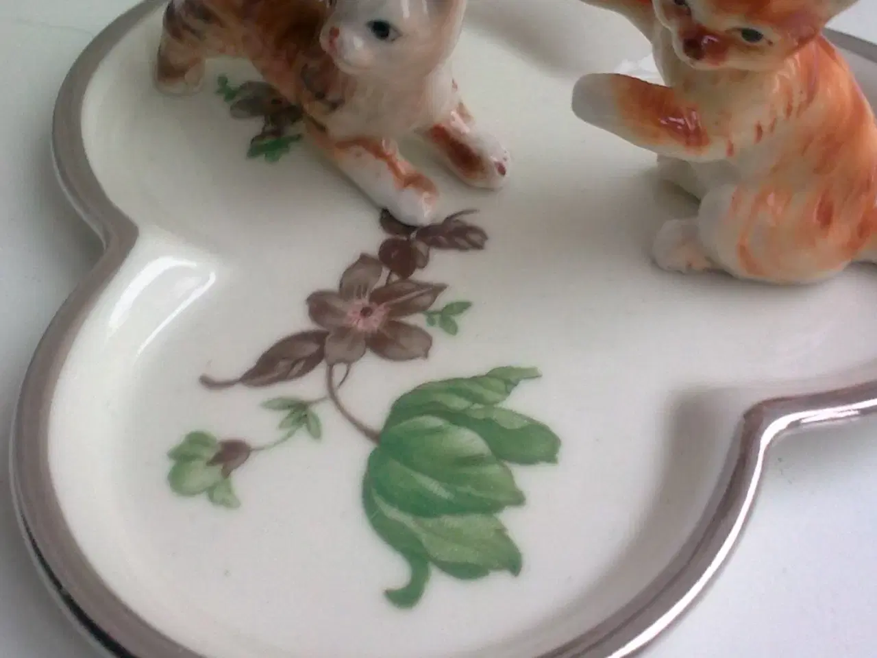 Billede 17 - Katte bakke m slikskål: plast, metal el. porcelæn