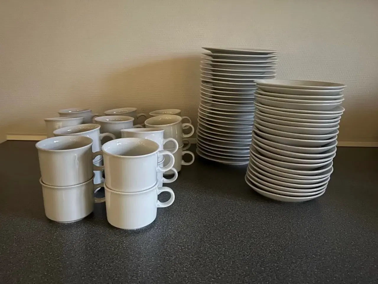 Billede 2 - Studio. Hvidt stel bestående af kopper/tallerkner