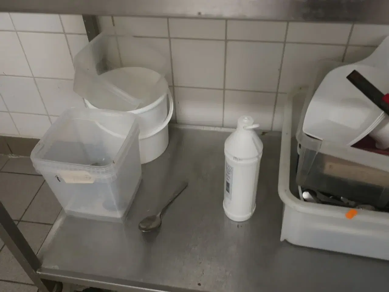 Billede 4 - Indhold på rullebord