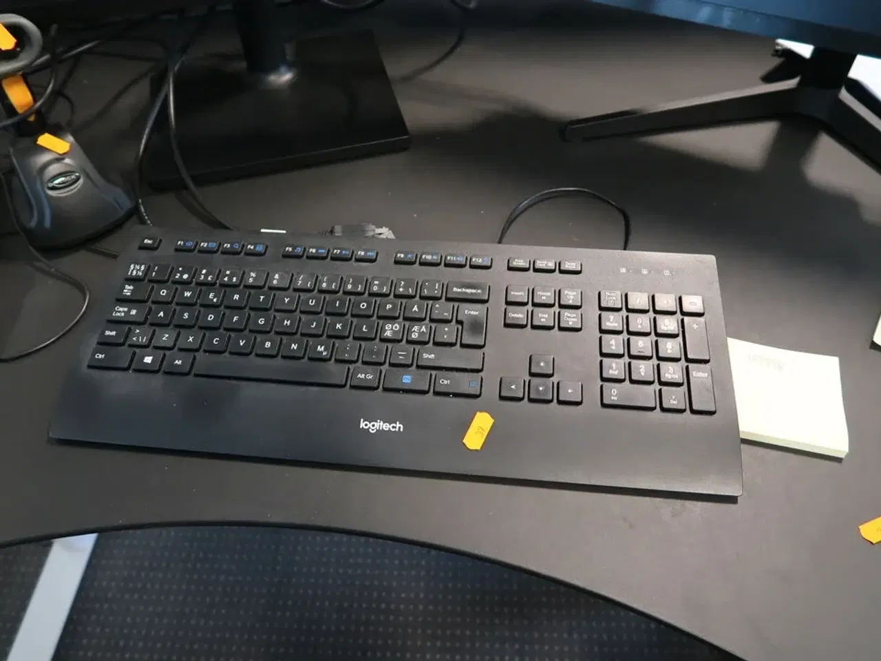 Billede 2 - 2 stk. computerskærme SAMSUNG F24T374FWR med tastatur