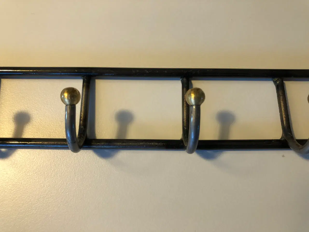 Billede 7 - Knagerække i lakeret stål og messing