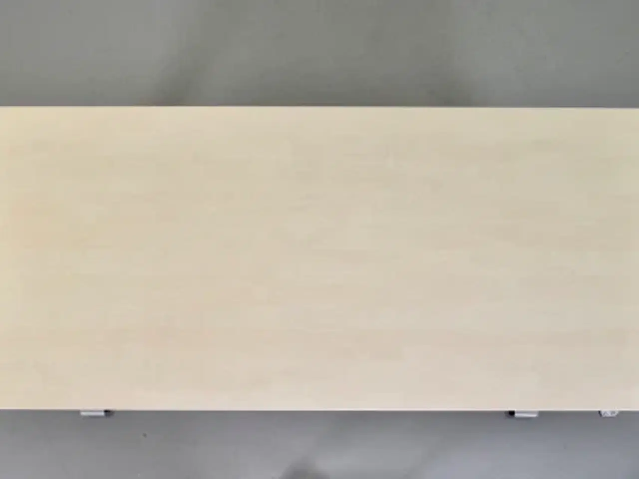 Billede 5 - Hæve-/sænkebord i birk med abs kant, 180 cm.