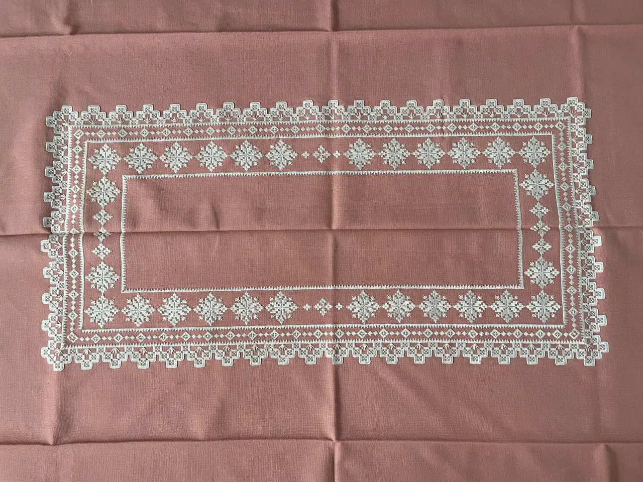 Billede 1 - Dug retro med broderi