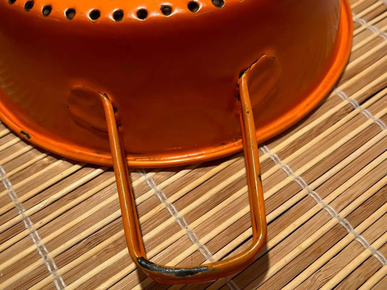 Billede 10 - Flot Retro Sæt i Orange Emalje – Dørslag & Kødrand