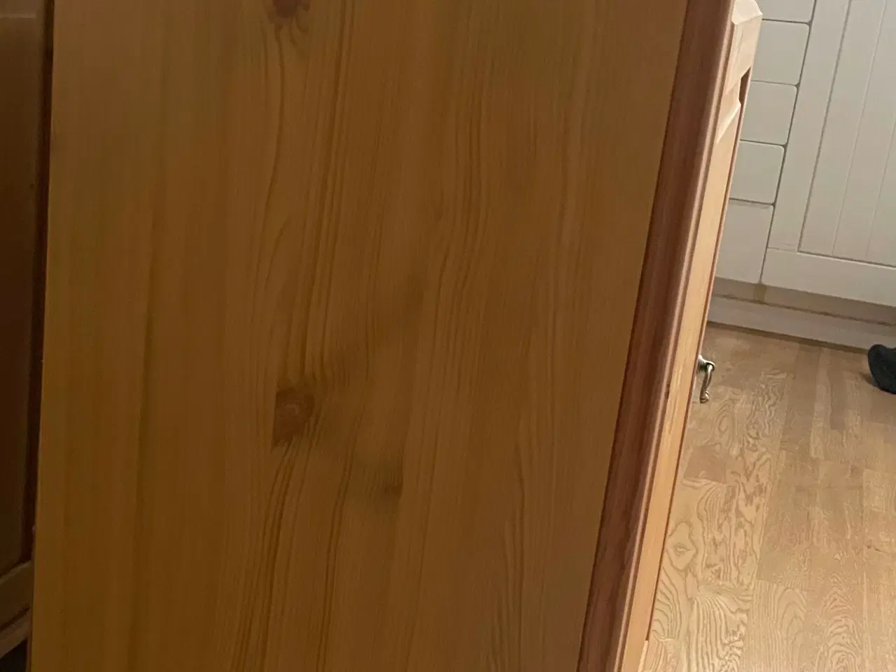 Billede 3 - Lille skænk med 1 låge, 1 hylde og 1 skuffe