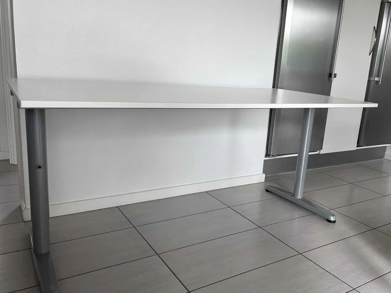Billede 6 - IKEA Galant skrivebord 160x80 cm - justérbar højde
