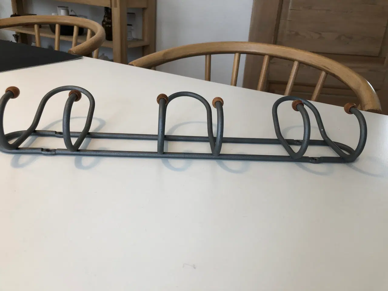Billede 6 - Knagerække i metal, med "træ-dutter"