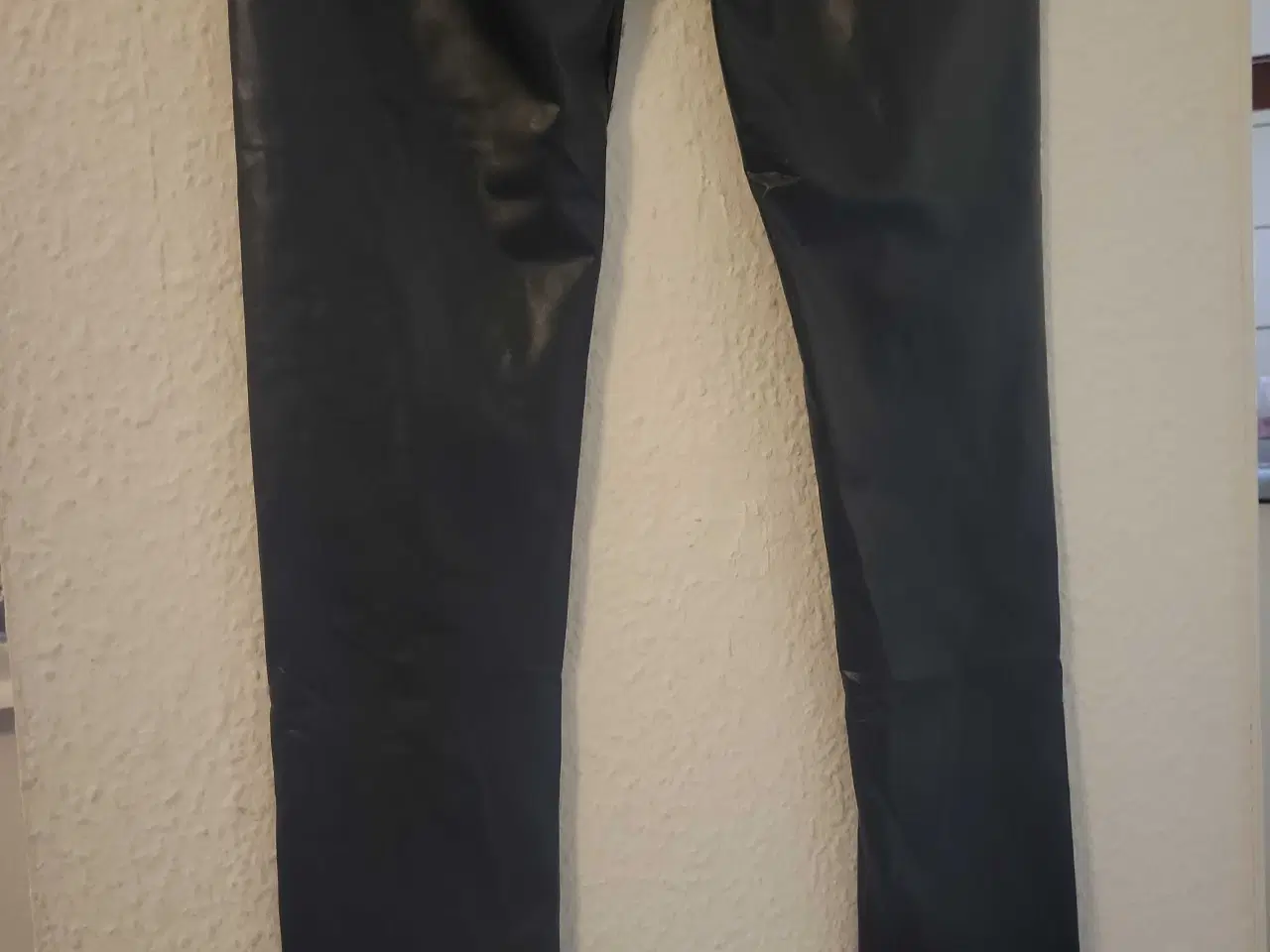 Billede 5 - Sorte & Lyserøde Latex Leggins