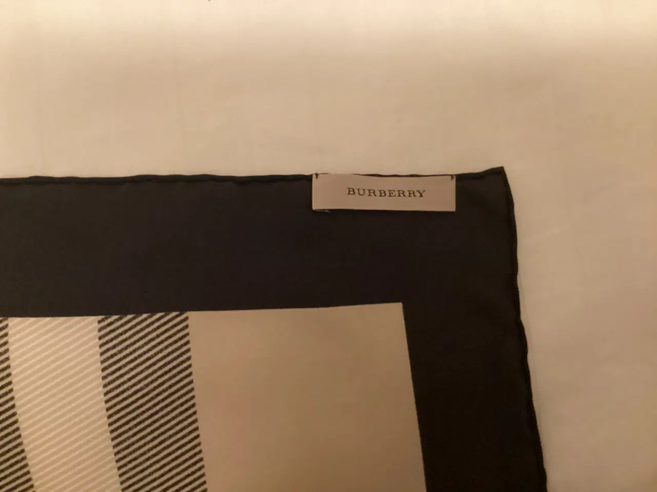 Billede 4 - Sjal, Burberry, str. Square 46 cm x 46 cm