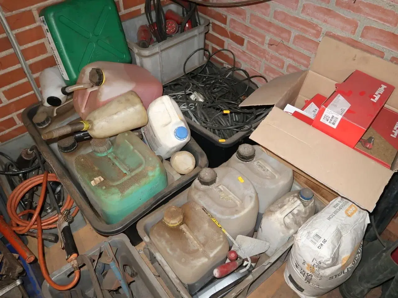 Billede 1 - Div. Dunke med indhold samt div. Forlængerledninger