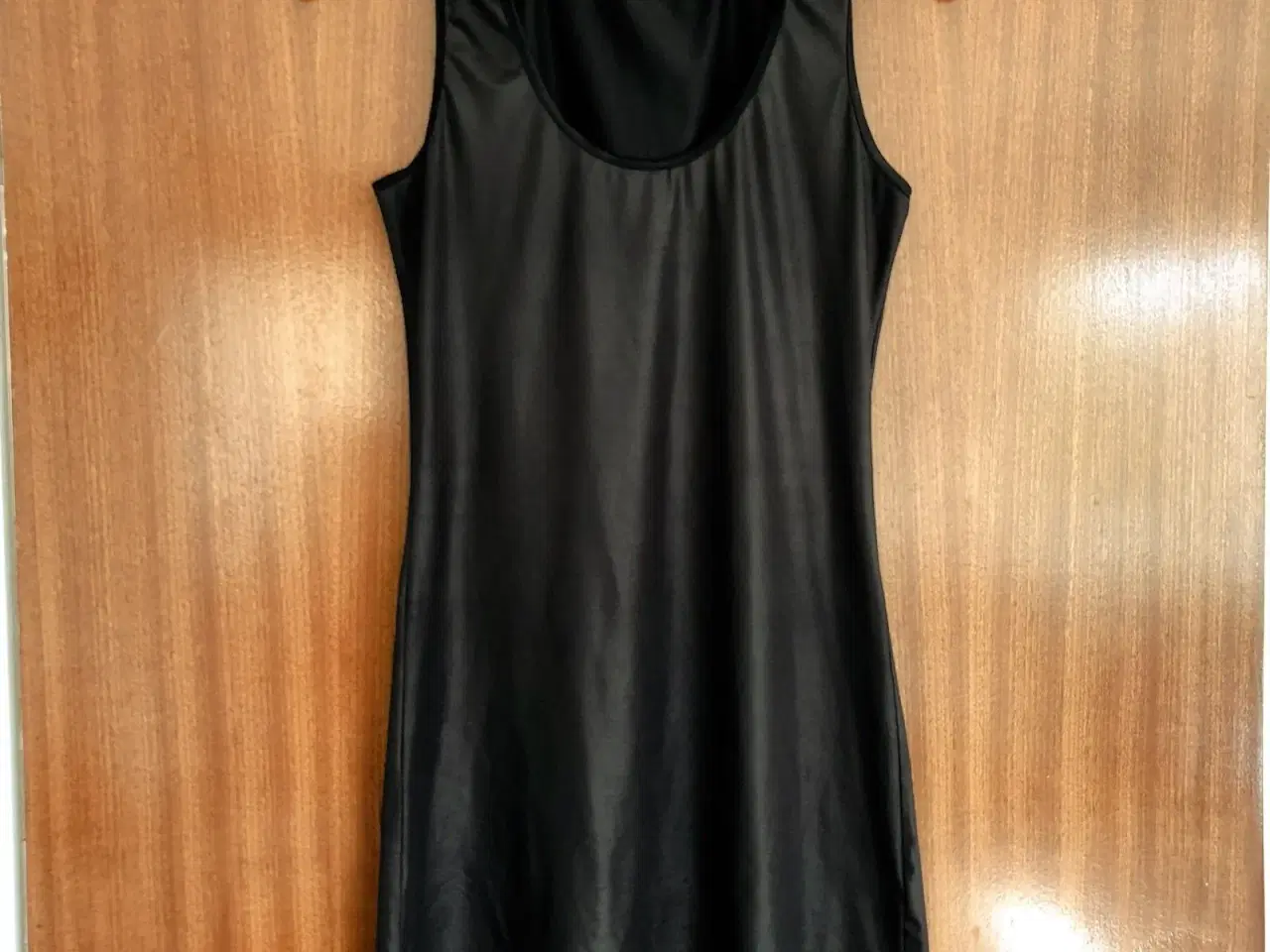Billede 1 - Sisters Point sort kjole str XS.