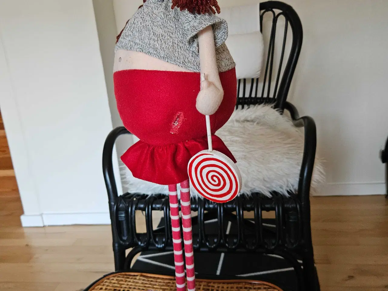 Billede 4 - SØD NISSEPIGE MED SLIKKEPIND 