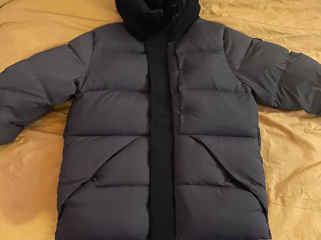 Billede 1 - Moncler ( MADEIRA HOODED SHORT ) 