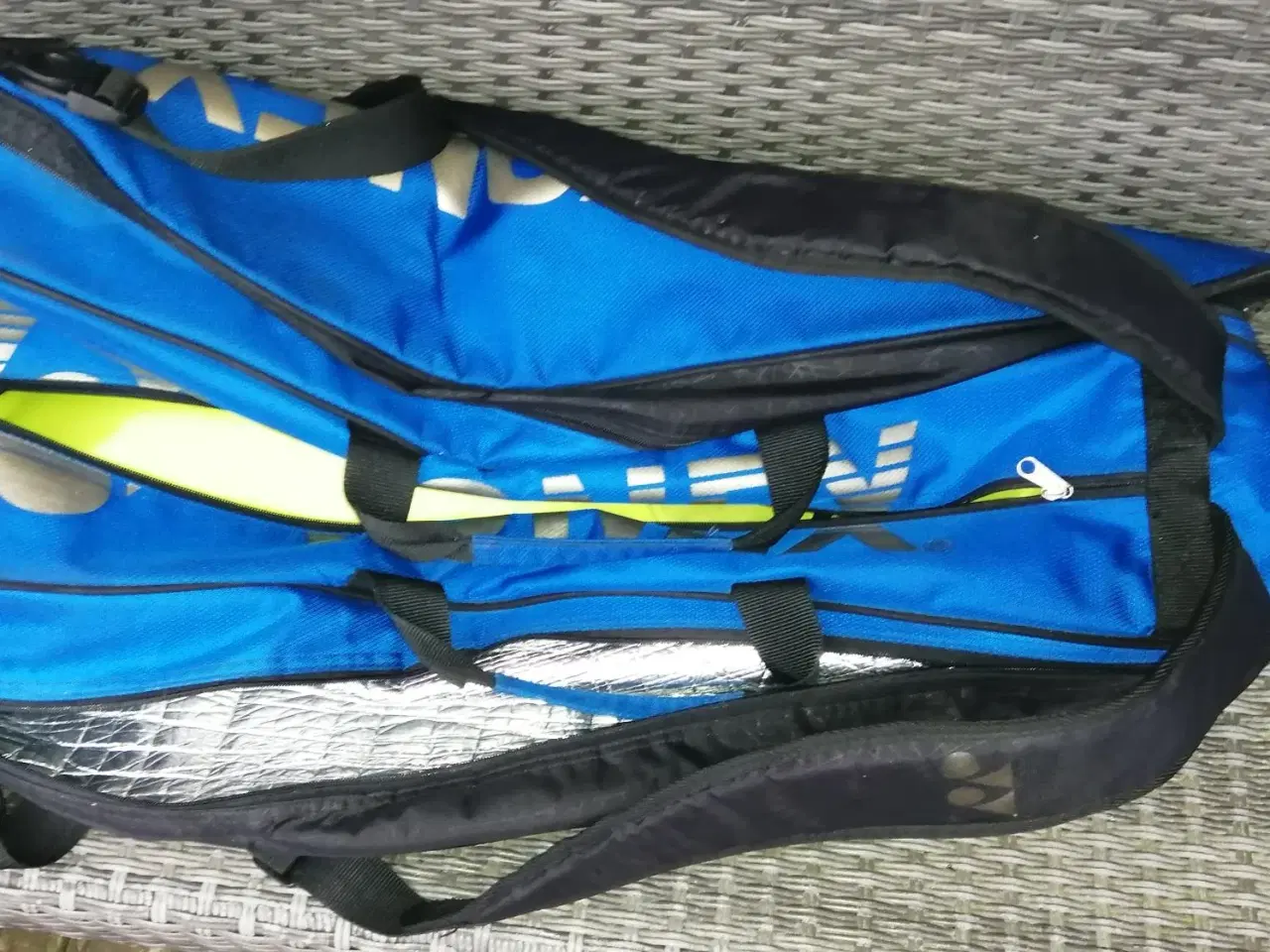 Billede 3 - YONEX TENNIS TASKE, 3 STORE RUM, FLOT STAND