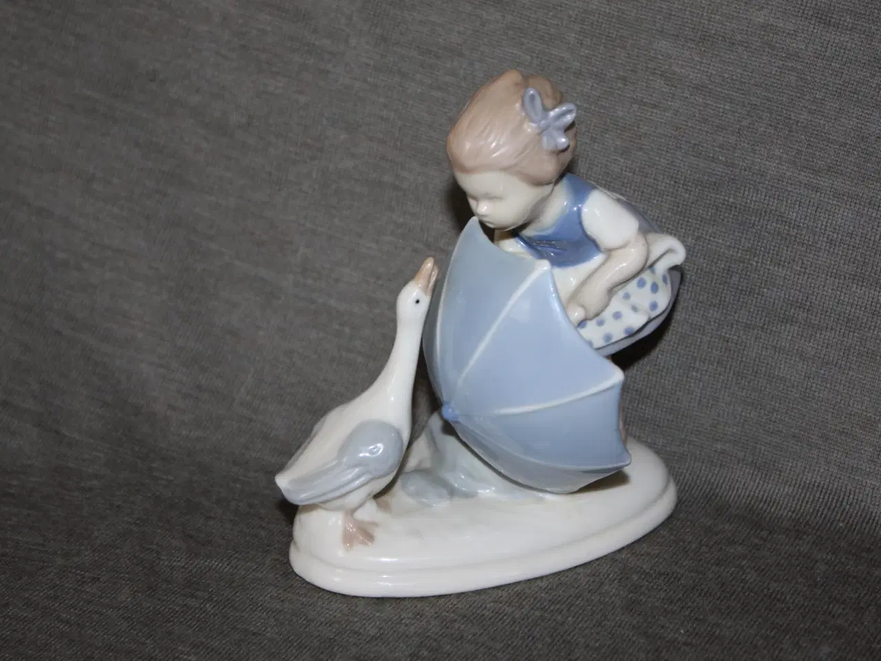 Billede 2 - Figur i porcelæn højde 12 cm