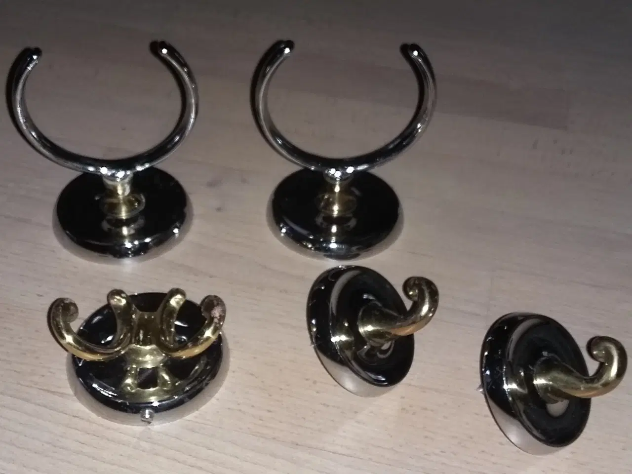 Billede 1 - Håndklædekroge og tandkrusholdere