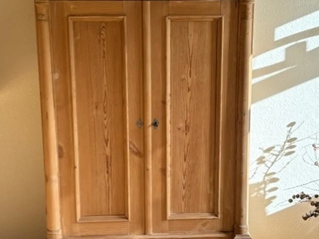 Billede 1 - Karlekammerskab - Skab i massivt fyrretræ.
