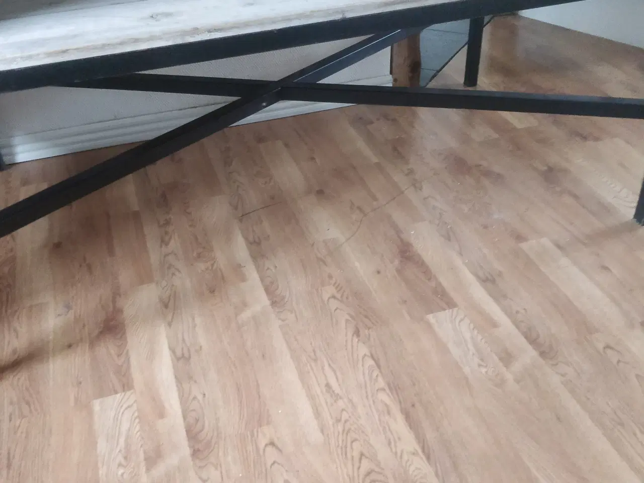 Billede 2 - Sofa bord med metalstel og hvidolieret brædder 